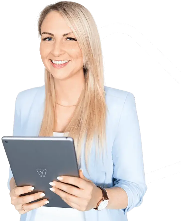 Lächelnde Mitarbeiterin vom Voigt Dental Kundenservice hält ein Tablet-PC mit Firmenlogo.
