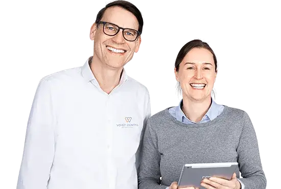 Standortleitung Voigt Dental Kiel: Torge Fehrmann und Rieke Cohrt im Dentallabor.